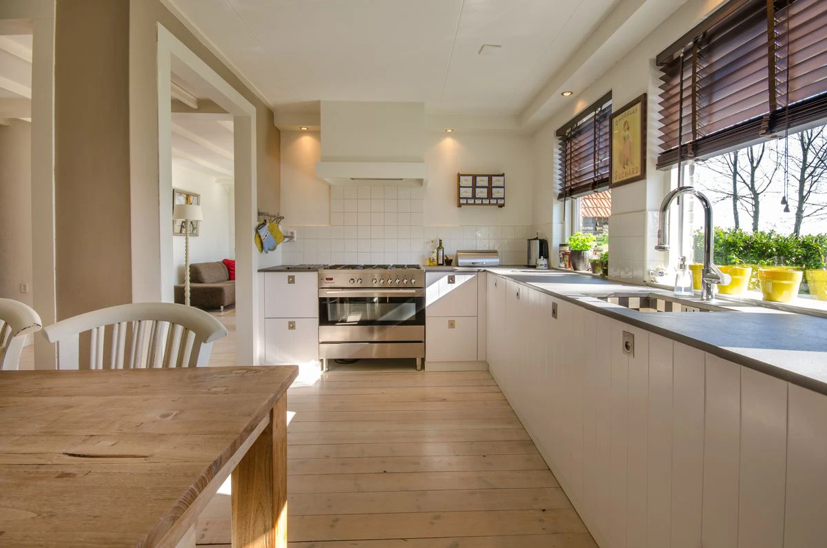 Designing a Cleaner Kitchen Look With Cabinet Free Design Services